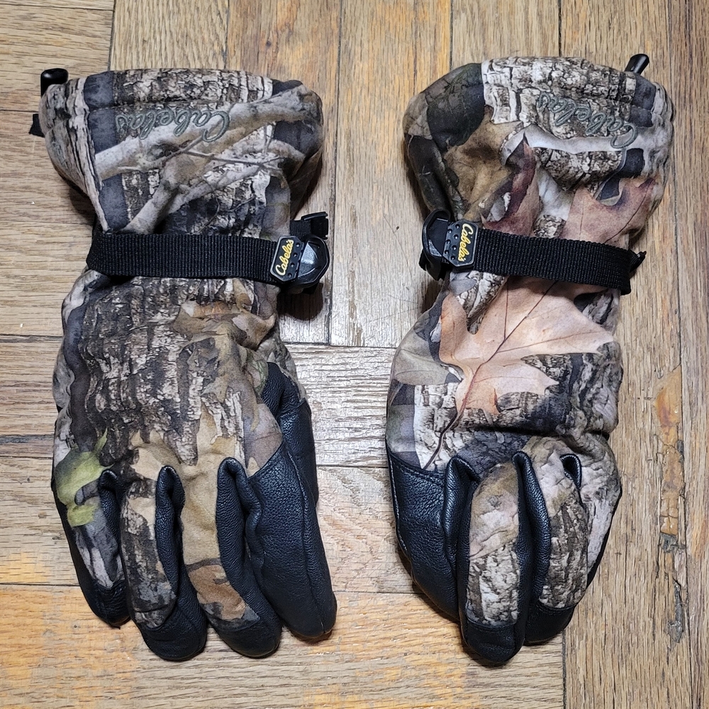 Cabela's Camouflage Gloves with Black Trim